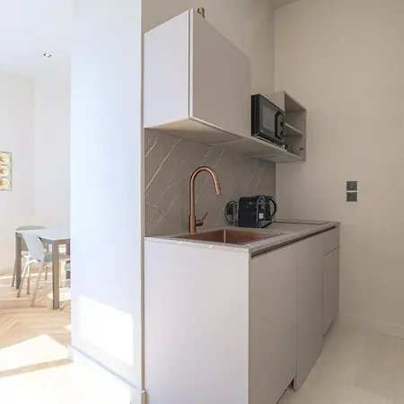 דירה Confortable Avec Terrasse, Écully